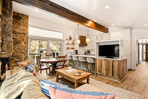 Condo (Shadowbrook 506) | Living area