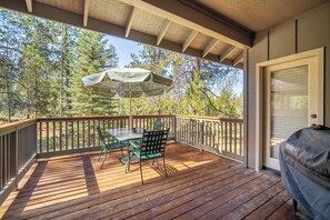 Outdoor dining - Central Sunriver Getaway with Access to Exclusive Golf (Sunriver)