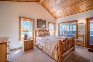 3 bedrooms, internet, bed sheets - Central Sunriver Getaway with Access to Exclusive Golf (Sunriver)