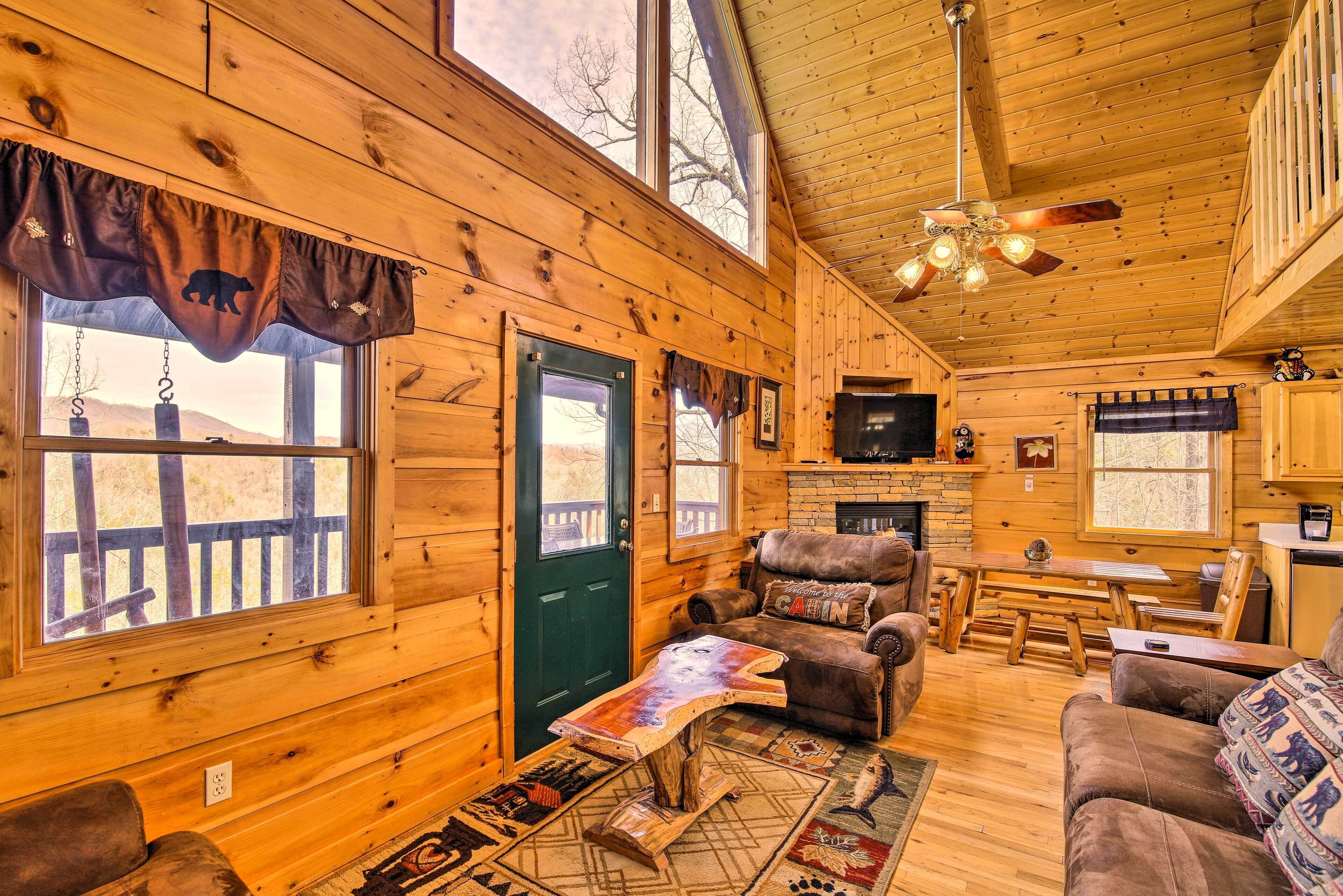Panoramic Mtn Views: Scenic Cabin w/ Hot Tub!