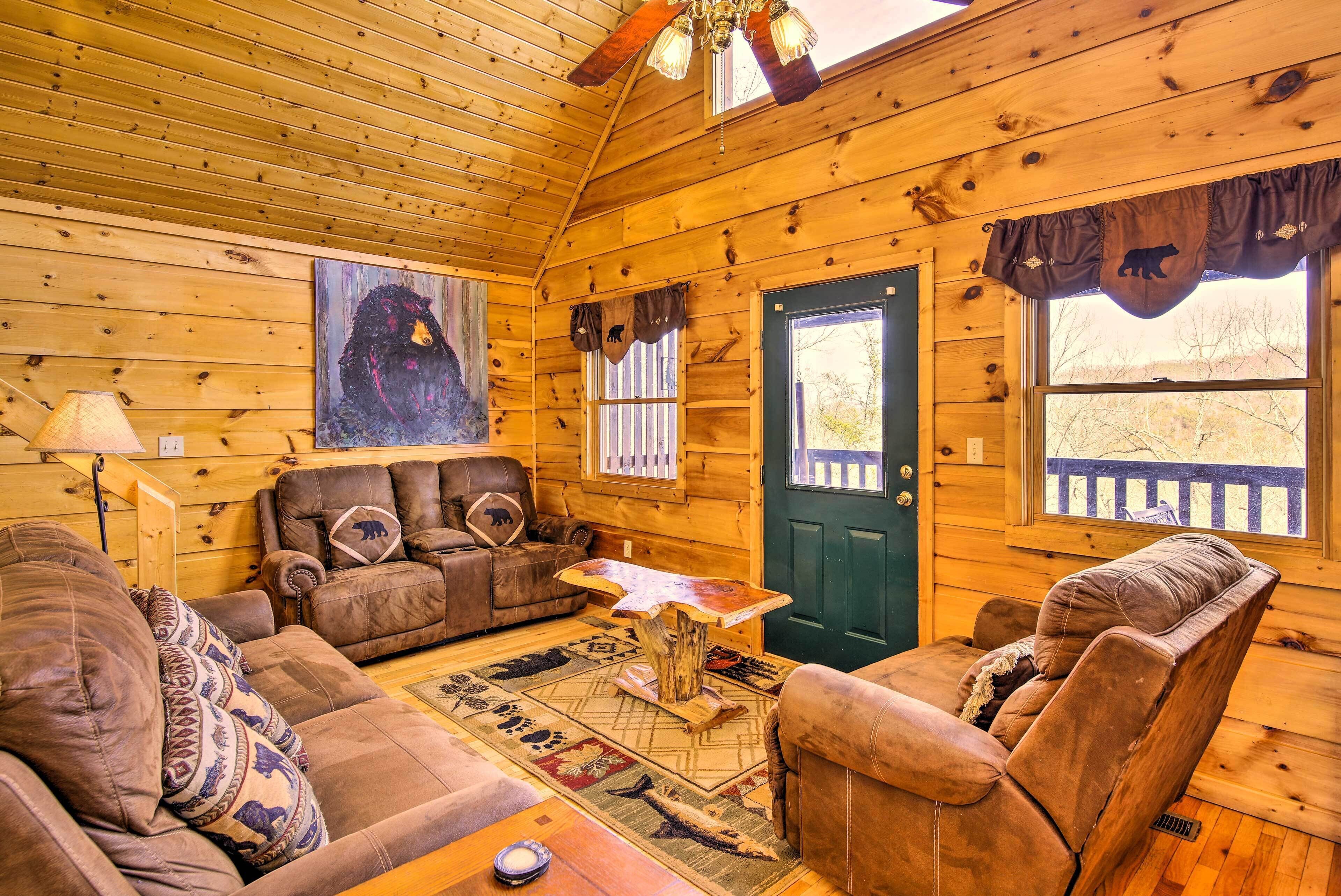Panoramic Mtn Views: Scenic Cabin w/ Hot Tub!