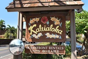 Exterior detail - KA 403 Remodeled 1BD w Mountain Views Pool AC (Lahaina)