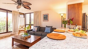 Una sala de estar moderna con sofá, mesa de centro y comedor con encimera de mármol.