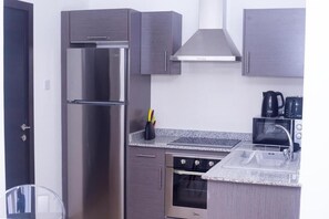 冰箱、微波炉、烤箱、炉灶