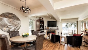 Condo (Interlude 109) | Ruang tamu
