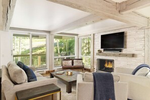 Condo (Top of the Village 3 bedroom 204 Summ) | Sala de estar | Lareira