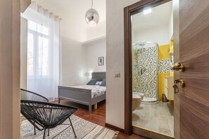 4 bedrooms, iron/ironing board, WiFi - GuestHost - Large and functional 110sqm apartment that can accommodate up to 8 people. Located on the second floor, with elevator (steps to access the elevator and from the elevator to the apartment), of a renovated period building about 5 minutes walk f (Roma)