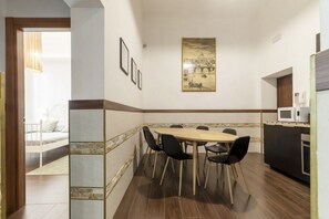 Dining - GuestHost - Large and functional 110sqm apartment that can accommodate up to 8 people. Located on the second floor, with elevator (steps to access the elevator and from the elevator to the apartment), of a renovated period building about 5 minutes walk f (Roma)