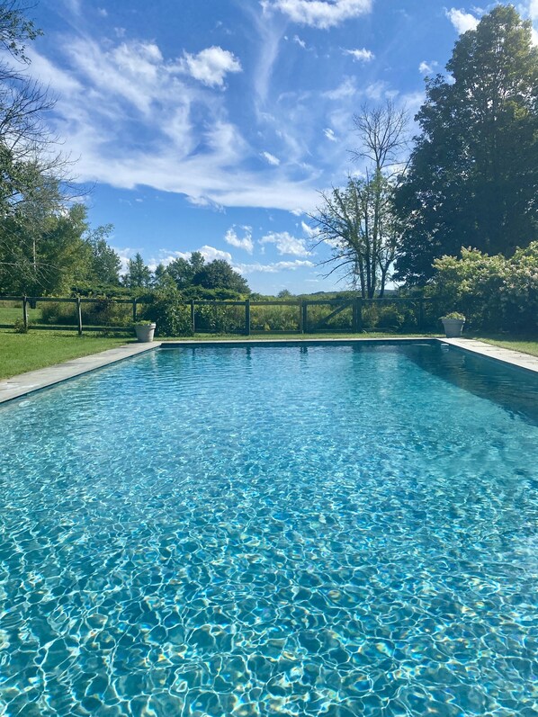 Una piscina al aire libre, una piscina climatizada