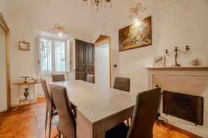 Dining - GuestHost - Cozy and elegant apartment that can accommodate up to 4 people, located in city center, a 13 minute walk from Porta Nuova railway and metro station, and 10 minutes walk from Piazza Vittorio Veneto, Valentino Park and the renowned Via Lagrange (Torino)