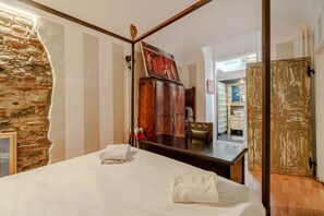 1 bedroom, WiFi, bed sheets - GuestHost - Cozy and elegant apartment that can accommodate up to 4 people, located in city center, a 13 minute walk from Porta Nuova railway and metro station, and 10 minutes walk from Piazza Vittorio Veneto, Valentino Park and the renowned Via Lagrange (Torino)