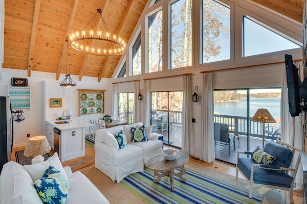 Seneca Vacation Rental | 3BR | 3BA | 2,400 Sq Ft | Stairs Required
