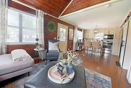 Creekside Cottage king Bed Frada's Nest  Casual Elegance 