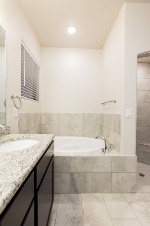 Combined shower/bathtub, jetted bath, hair dryer, toilet paper - Relaxing Oasis Near White Sands National Monument (Las Cruces)
