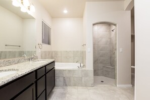 Combined shower/bathtub, jetted bath, hair dryer, toilet paper - Relaxing Oasis Near White Sands National Monument (Las Cruces)