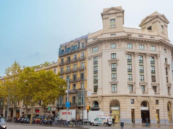 A multi-story building with a classical architectural style, featuring a central tower and symmetrical windows. - Centro: Passeig de Gracia - Casa Batllo by Interhome (Barcelona)