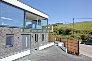 Exterior - Rockpools is a beachside holiday space 500 yards from Cornwalls Watergate Bay (Watergate Bay)