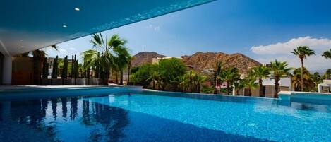 Alberca techada y alberca al aire libre