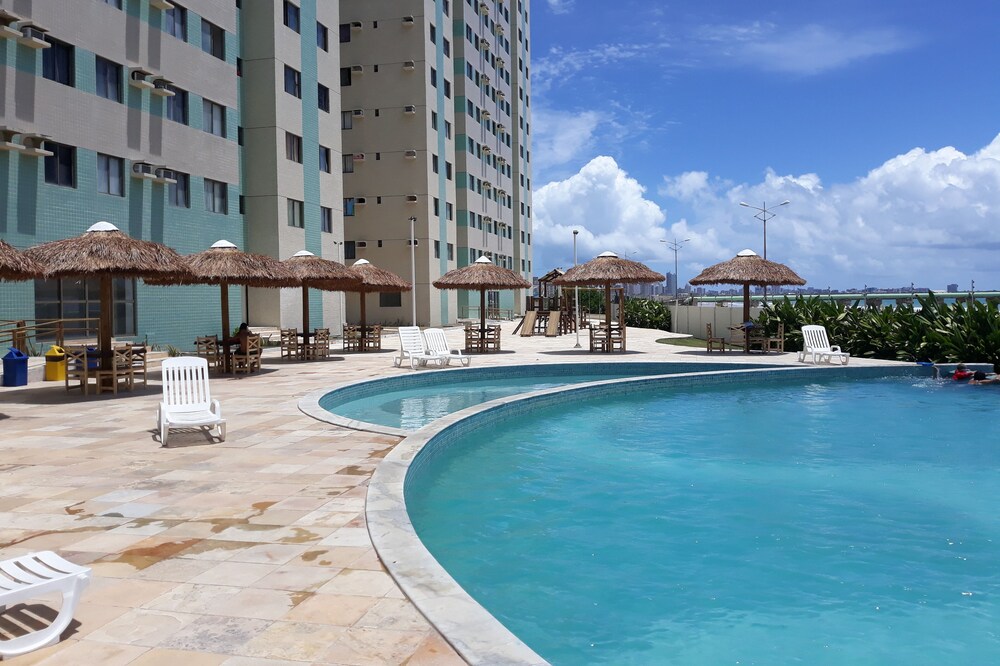 Apt Beira-mar com 2 Quartos, Piscina, ar e Wi-fi