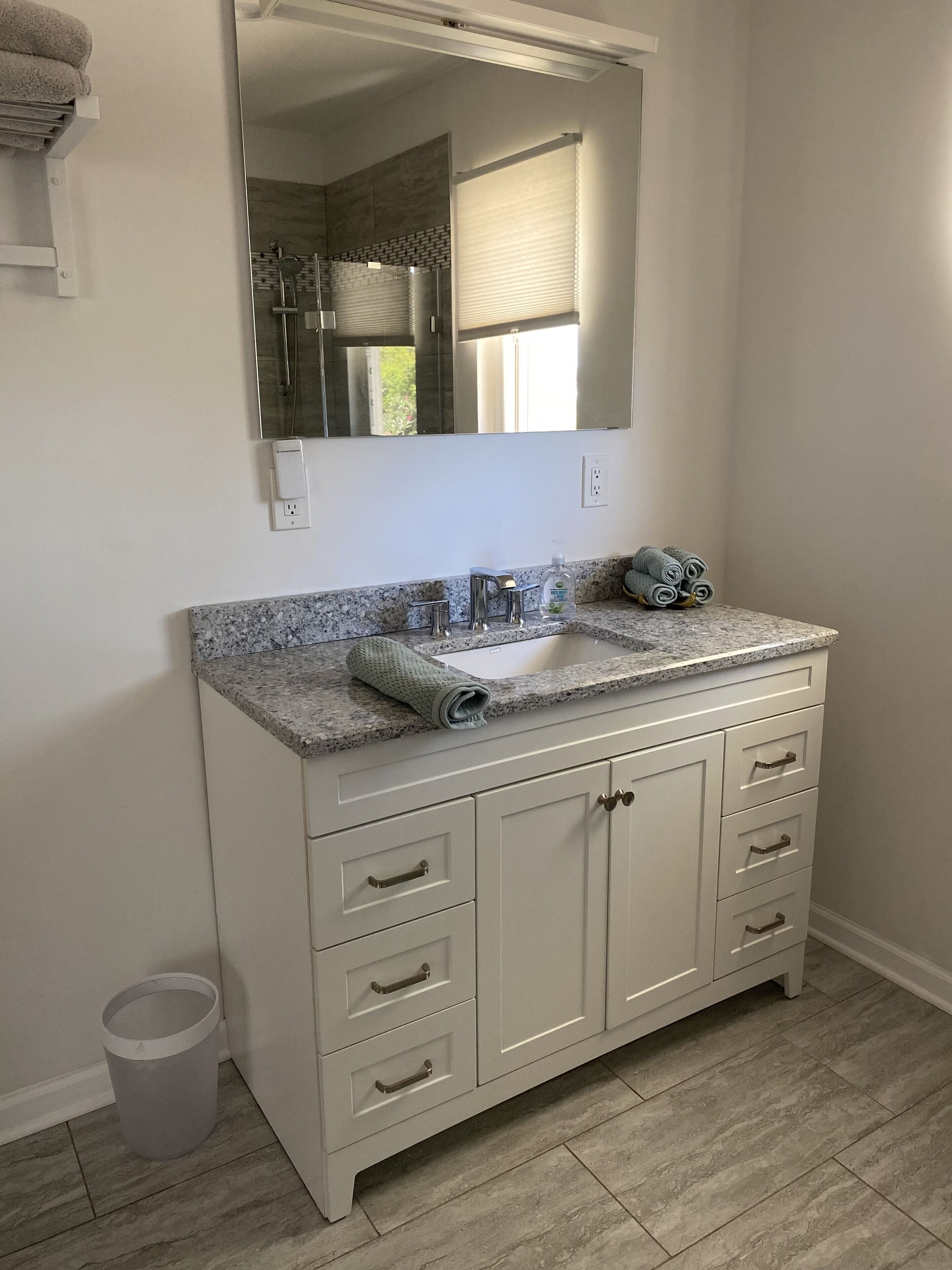 New Luxury 2BR  Home +Parking+ Gated Vista California