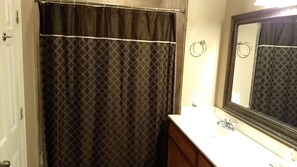 Baignoire, sèche-cheveux, serviettes fournies, savon