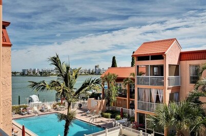 St Pete Beach Intercoastal Views, Pool, Wifi 8921