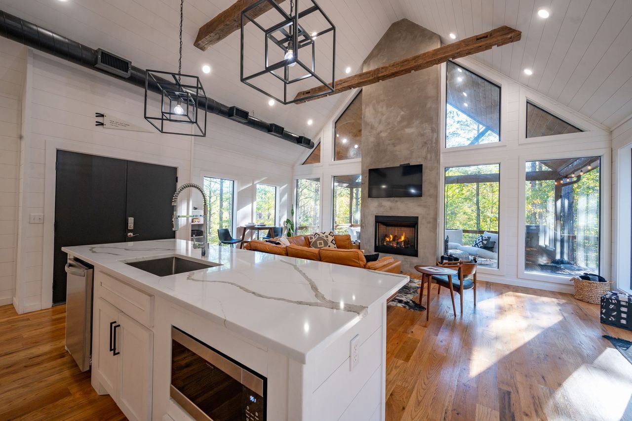 Modern Memories HIGH LUXE 1+ Bedroom Cabin Near Broken Bow lake