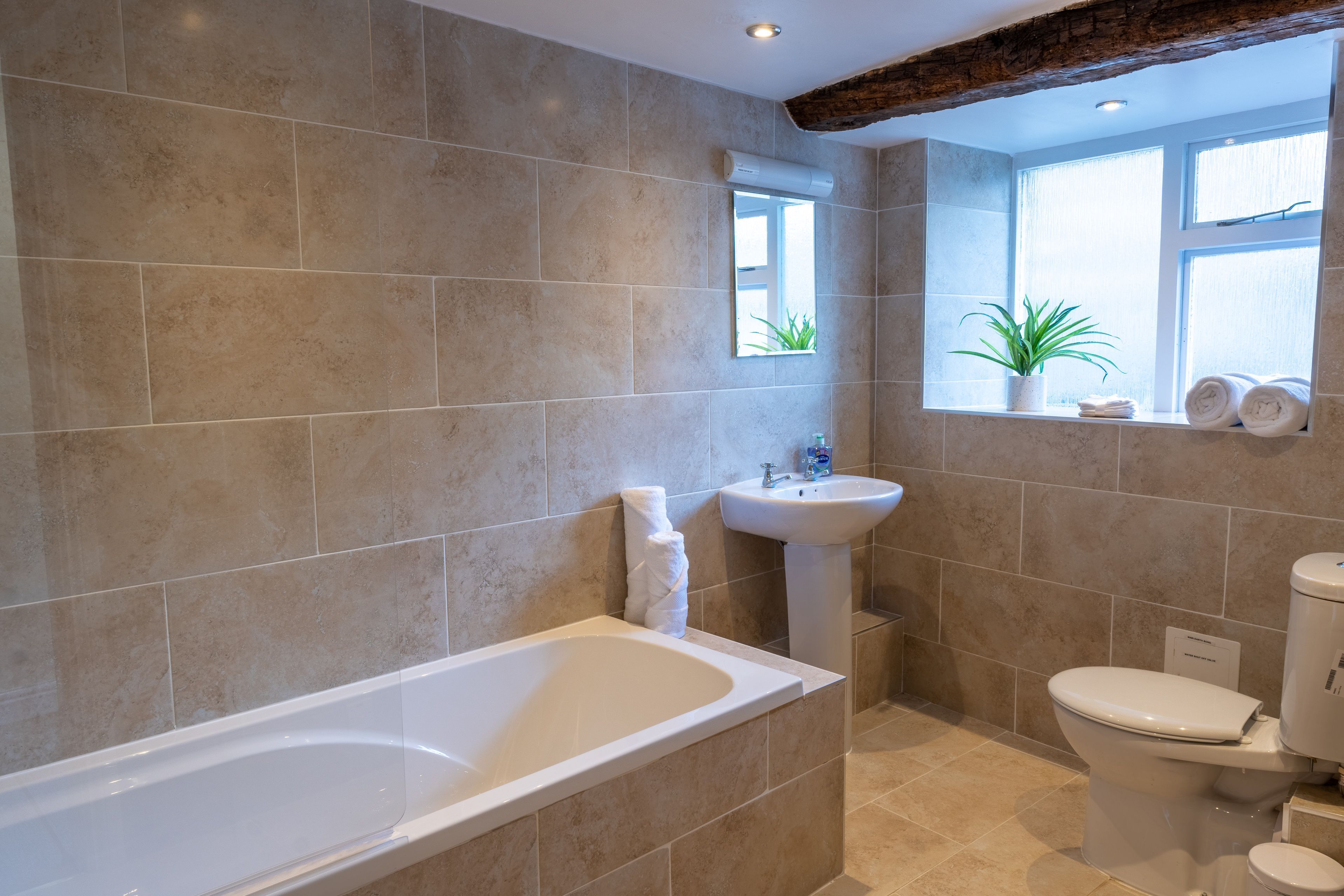 Combined shower/tub, hair dryer, towels