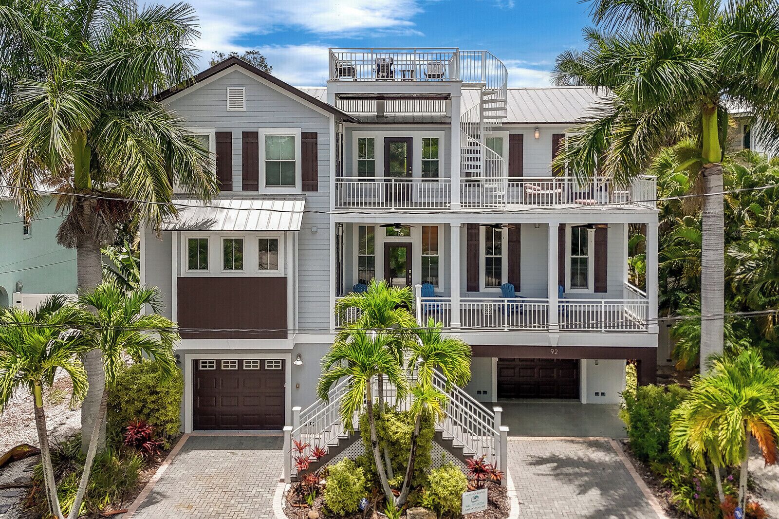 One block off Pine Ave w/ Amazing Rooftop Views! - AMI Memories