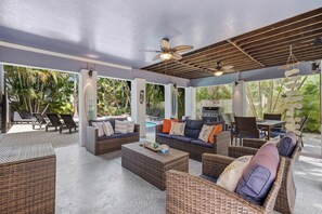 Outdoor dining - One block off Pine Ave w/ Amazing Rooftop Views! - AMI Memories (Anna Maria)