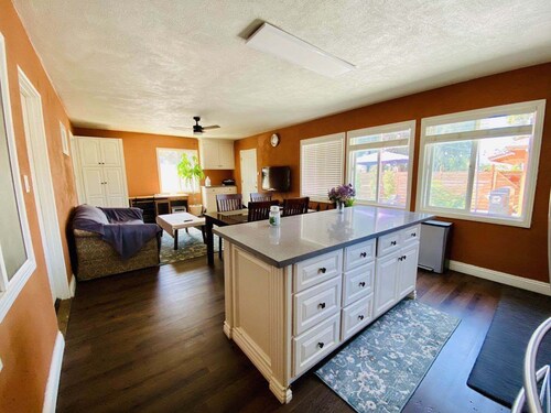 Cozy guest house W/private entrance 10min to ONT