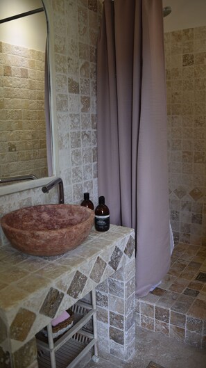 Combined shower/tub, jetted tub, hair dryer, towels