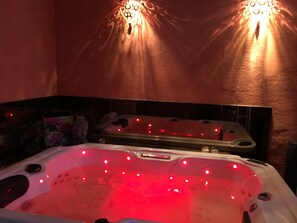 Duschwanne, Whirlpool, Haartrockner, Handtücher