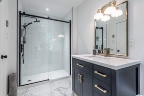 Combined shower/tub, hair dryer, shampoo