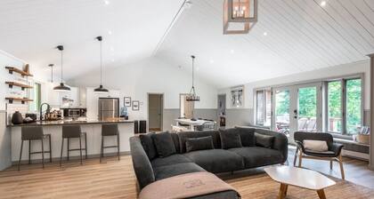 Luxury Wooden Chalet Near Mont-Tremblant â Perfect for Outdoor Adventures & Relaxation