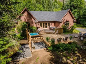 Terrace/patio - Luxury Wooden Chalet Near Mont-Tremblant – Perfect for Outdoor Adventures & Relaxation (Lac-Supérieur)