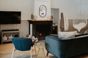 Smart TV, fireplace - Luxury Wooden Chalet Near Mont-Tremblant (Lac-Supérieur)