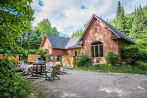 Outdoor dining - Luxury Wooden Chalet Near Mont-Tremblant (Lac-Supérieur)