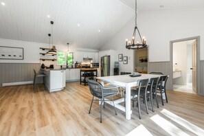 Dining - Luxury Wooden Chalet Near Mont-Tremblant – Perfect for Outdoor Adventures & Relaxation (Lac-Supérieur)