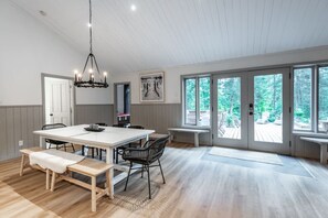 Dining - Luxury Wooden Chalet Near Mont-Tremblant – Perfect for Outdoor Adventures & Relaxation (Lac-Supérieur)
