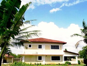 Fridge, microwave, stovetop, electric kettle - Lighthomez Dorric Villas (Diani Beach)