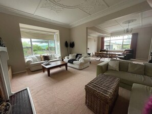 Smart TV, fireplace, DVD player - Large spacious family friendly home with pool (LANSDOWNE)