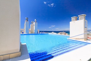 Pool - AirCon Apartment with Pool on the rooftop · UHC CENTRAL PARK 327 (Salou)