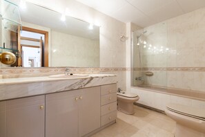 Bathtub, towels