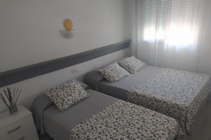 1 dormitori, planxa i posts de planxar i roba de llit