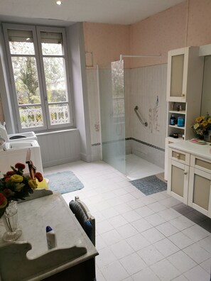 Suihku, hiustenkuivaaja, bidee, pyyhkeet