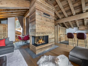 TV, fireplace - Contemporary new chalet in Courchevel, 5 bedrooms, jacuzzi, 10 adults + 4 children (Courchevel 1550)