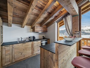 Fridge, microwave, oven, dishwasher - Contemporary new chalet in Courchevel, 5 bedrooms, jacuzzi, 10 adults + 4 children (Courchevel 1550)