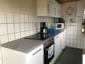 Kylskåp, mikrovågsugn, ugn och diskmaskin