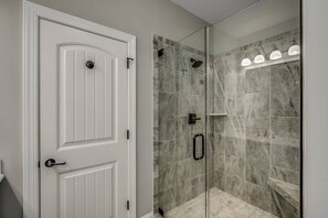 Dusj, hårføner og håndklær